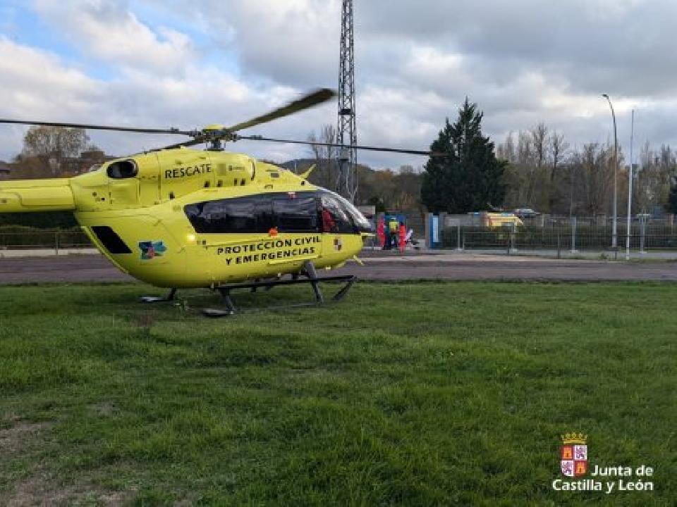 Un helicóptero auxilia a un hombre tras sufrir un alud en Posada de Valdeón