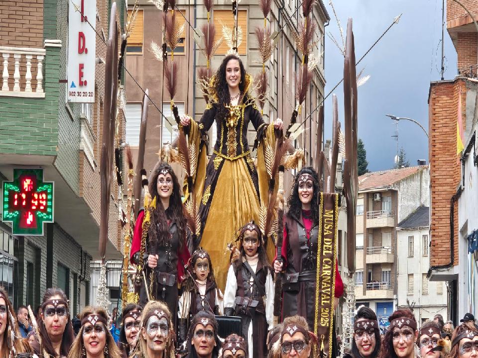 La Bañeza estalla de luz y color con su Desfile del Martes de Carnaval