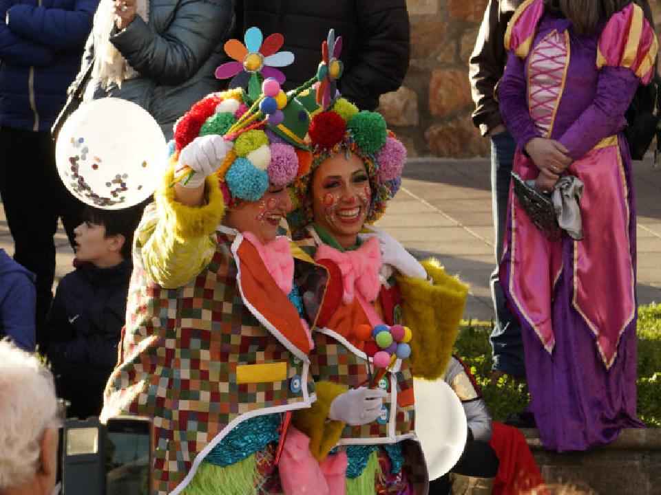 Ponferrada llena sus calles de color y alegría gracias al desfile de Carnaval