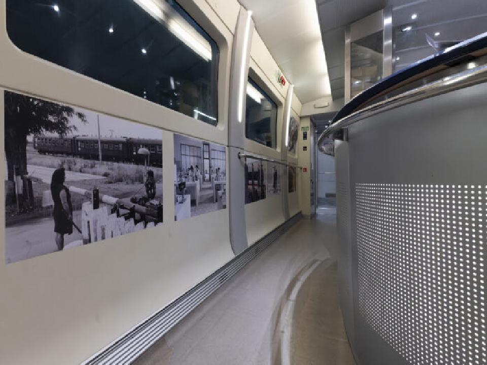 Renfe homenajea a las mujeres que han contribuido al desarrollo del ferrocarril con una exposición fotográfica en un AVE